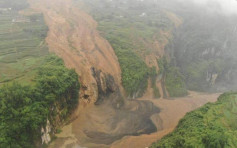 湖北清江上游滑坡形成堰塞湖 随时有溃坝危险