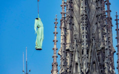 【巴黎圣母院大火】十二门徒像逃过一劫 大火前已被吊走维修
