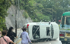 西貢清水灣道P牌私家車失控翻側 幸無人受傷