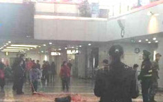 首都机场航站楼男子燃放鞭炮 被警方带走