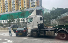 屯门皇珠路私家车与货柜车相撞 横亘路中女乘客受伤