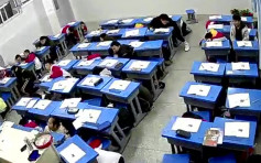 四川内江市5.2级地震 震感强烈学生集体趴书桌底　