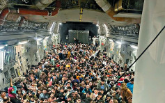 美軍運輸機硬擠640逃命民眾