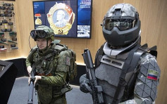 俄研發新型「鐵甲奇俠」戰衣 可單手操作突擊步槍