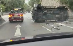 沙田大埔公路私家车与客货车相撞后翻侧  一人受伤