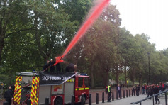 【示威抗爭】消防車裝假血狂噴　抗議英國政府環保立場