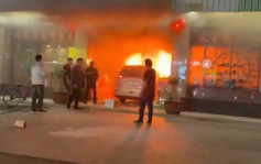 私家车撞入汕头烟酒铺  59岁男司机监生烧死︱有片