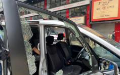 【港岛游行】铜锣湾示威者向警车掟砖 有警员受伤