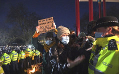 伦敦魔警谋杀夜归女大批群众上街悼念 警方驱散触发冲突