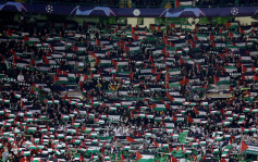 以巴衝突｜無視禁令  些路迪球迷歐聯分組賽高舉巴勒斯坦國旗