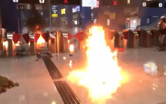 【修例風波】港鐵多站被示威者破壞縱火  有人向閘機扔汽油彈