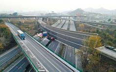 湖北塌橋190噸貨車闖禍