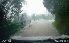 將軍澳老翁山路遇洪水被困半小時 熱心司機載走脫險