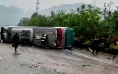 重庆旅巴侧翻 20人受伤当中7人伤势较重