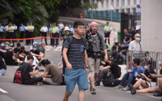 【逃犯條例】示威者堵律政中心高呼「鄭若驊出嚟」  警一度舉黃旗