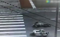【片段】电单车男遭撞伤途人见死不救 多辆车经过最终辗毙