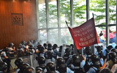 【七一回归】警方最强烈谴责示威者暴力冲击立法会 吁参加游行考虑自身安全
