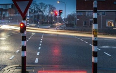 荷兰试行「地面交通灯」　提醒低头族过马路