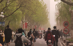 北京沙尘暴街头漫天黄沙 民众：空气有土味