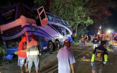 泰国发生旅游巴车祸 致14死35伤