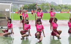 樂天女孩現身港足球聯賽出場即濕   豪雨下露腰晒腿演出專業滿分