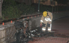 東頭邨電單車突然起火 燒剩鐵架