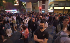 【修例風波】民主派區議員進入理大 尖沙嘴群眾堵路聲援