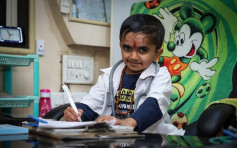 患怪病5歲後停長高 19歲印度男誓成「最矮醫生」