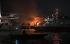 观塘海滨对开游艇起火 2小时扑熄无人伤