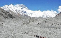 珠峰今年登山季首傳死訊 兩名外國登山客喪命