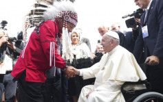 教宗訪加拿大輪椅代步 展開懺悔朝聖之旅獲原住民迎接