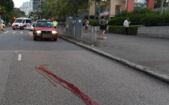 观塘过路81岁妇捱的士撞不治遗3米长血路 司机涉危驾被捕