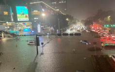 深圳暴雨│龙岗马路似「汪洋」 气象台：全市进入暴雨紧急防御状态