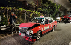 荃湾大涌道两的士相撞3人伤 一车四轮朝天司机自行爬出