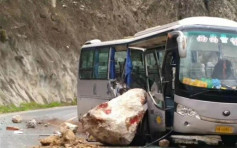 四川涼山一旅遊巴被滾石擊中  釀3死14 傷