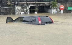 「纳沙」环流袭台湾暴雨成灾 汽车险没顶有县市停课