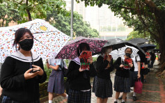 【修例風波】漢華中學門外築人鏈 抗議校方禁戴口罩