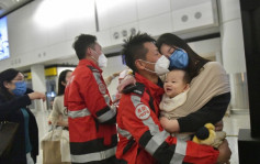 特区救援队冒着风险奋勇救人 家人到场接机彼此相拥场面感人