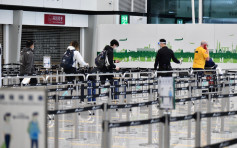 政府维持禁英国及南非航机入境及21天强制检疫要求