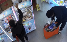 四眼男夜游粉岭夹公仔铺 两分钟内偷至少6盒玩具 天眼影晒犯案过程