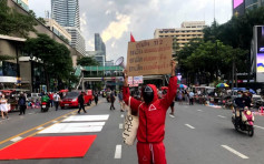 泰國示威者穿《魷魚遊戲》服飾 手持廢除冒犯君主罪標語