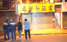五日內兩度遭淋油 荃灣茶餐廳招牌鐵閘染污