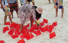 内地员工赴泰旅游　保护区插满国旗占领沙滩