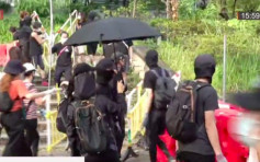  【修例风波】示威者大埔太和路设路障 警举黑旗