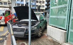 Audi撞車後衝上行人路 兩母女受傷送院