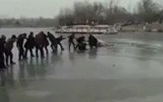【片段】小孩误堕冰湖 近20人手拉手筑「人链」救起