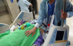 荃灣墮梯工人再做手術留醫ICU 與90歲母相依為命