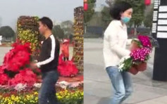 重庆花卉展结束民众狂抢花 工友：不知怎跟老板交代