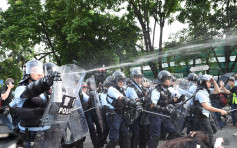 示威者上水新運路包圍4便衣警 防暴警用胡椒噴劑制服