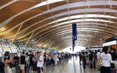 中国留学生赴美赶开学 上海机场打蛇饼人龙长达1公里